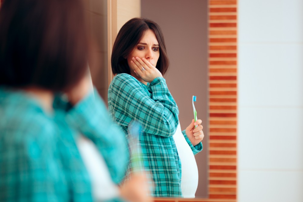 pregnant-woman-with-sore-tooth